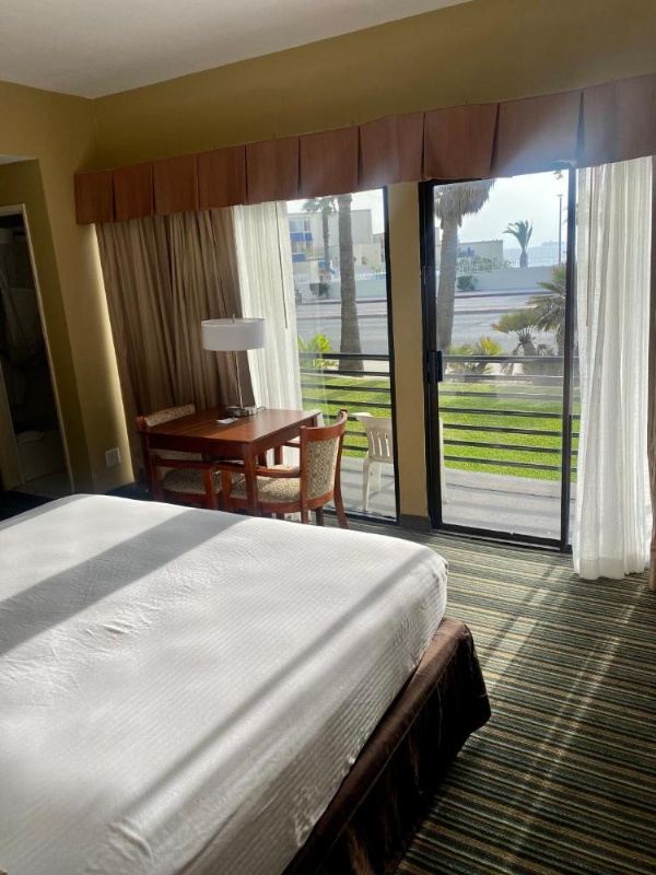 HUNTINGTON BEACH INN image 26